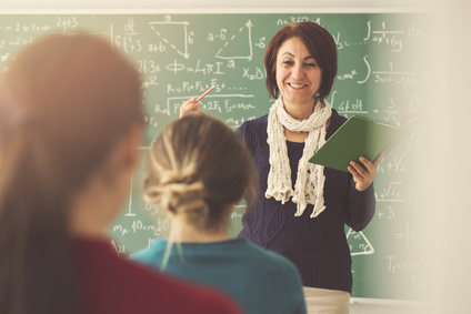 Teacher giving lesson to students in classroom Cours en groupe Rouen