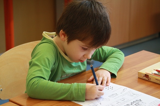 Dyspraxie et scolarité : comment aider votre enfant